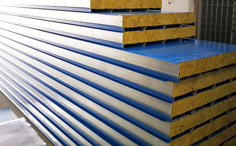 你知道聚氨酯封邊巖棉屋面夾芯板優(yōu)點(diǎn)嗎？