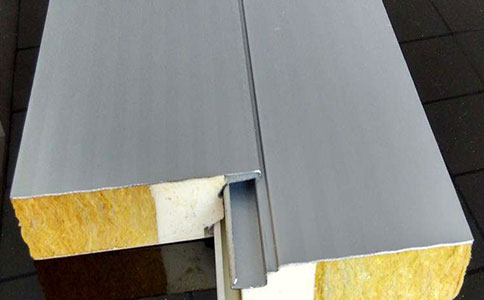 巖棉夾心橫鋪板怎么看？